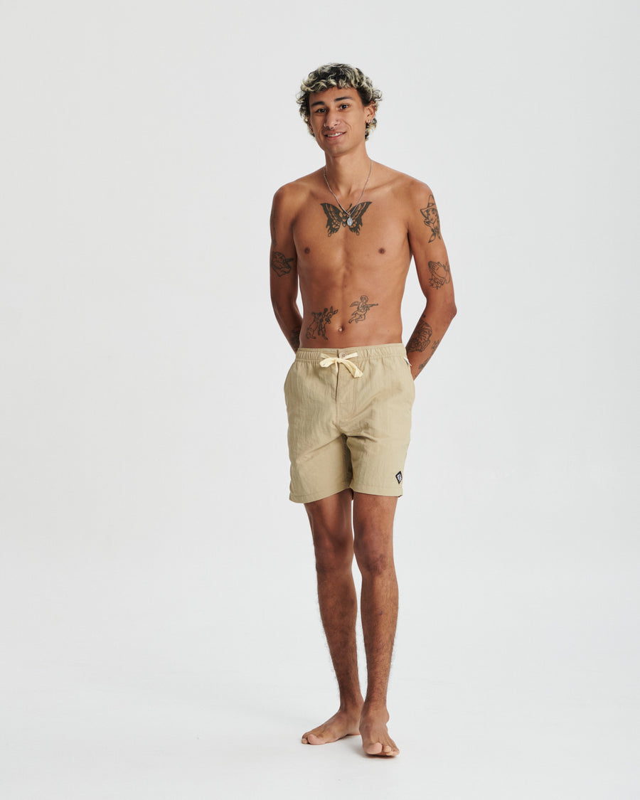 Nucleus 17" Trunk - Sand