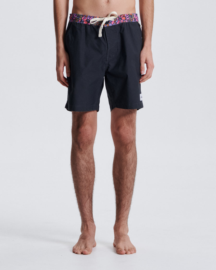 Plain Jane 16" Trunk - Black
