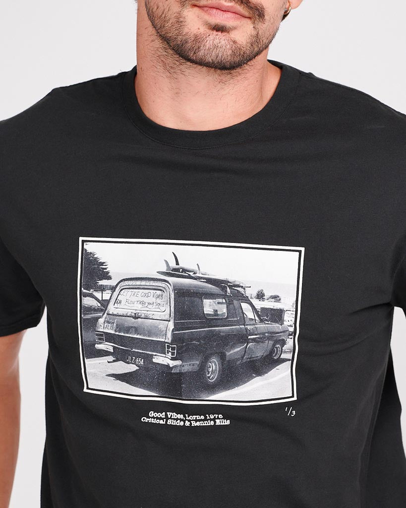 RENNIE ELLIS VIBES TEE  - VINTAGE BLACK