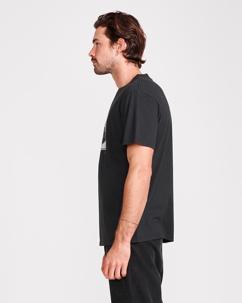 RENNIE ELLIS VIBES TEE  - VINTAGE BLACK